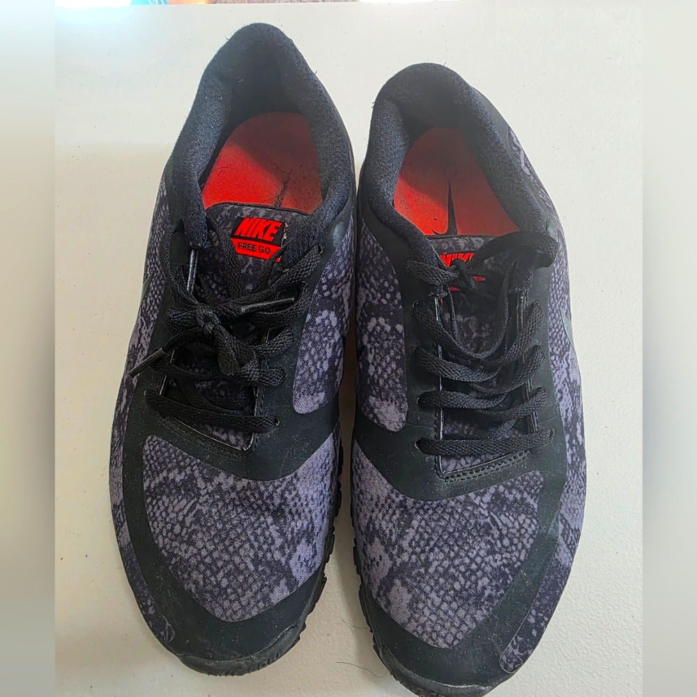 Nike Men's Black and Dark Gray Athletic Shoes